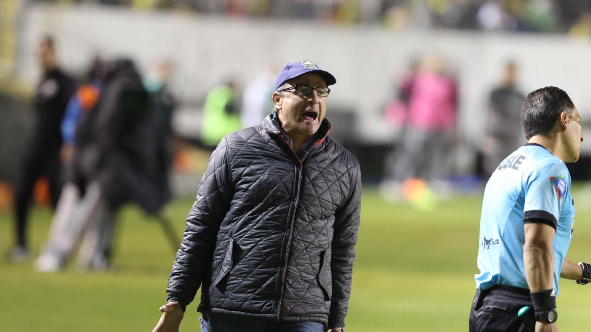 Eduardo Favaro no logró llenar las expectativas de la dirigencia del Papá.