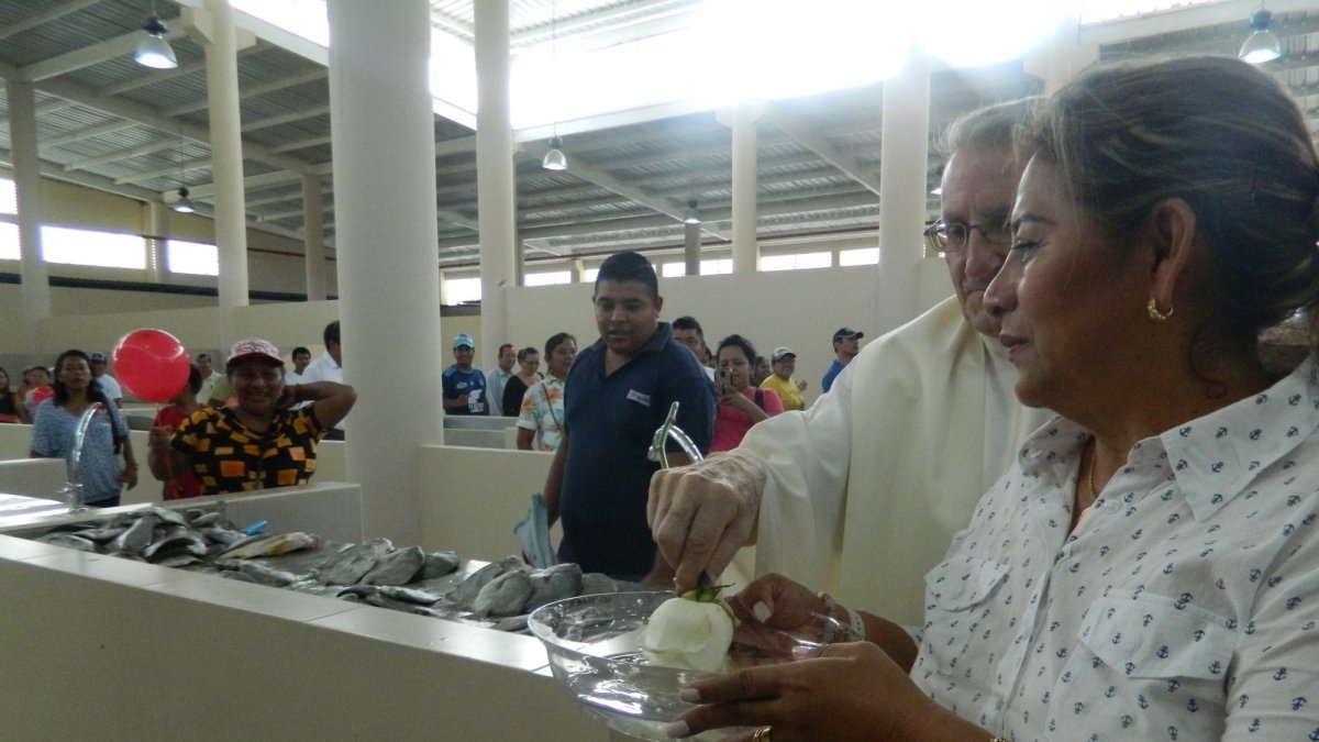 El nuevo mercado de Playas ya en funcionamiento.