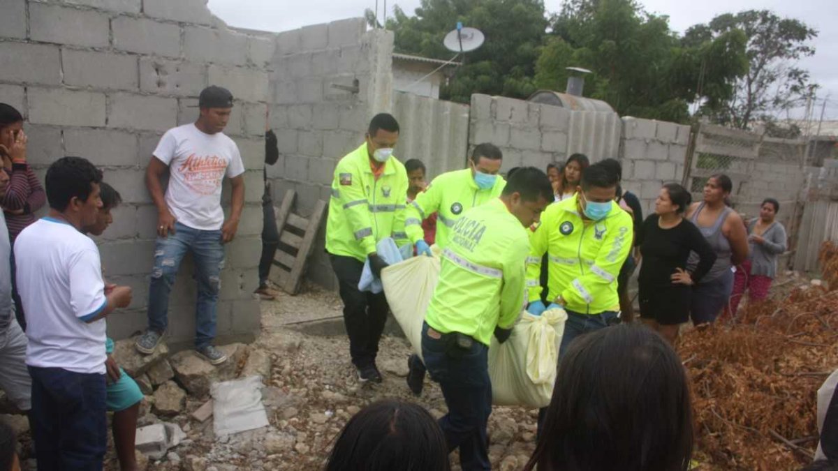 Tras el levantamiento, el cadáver  fue trasladado a la morgue para seguir indagando.