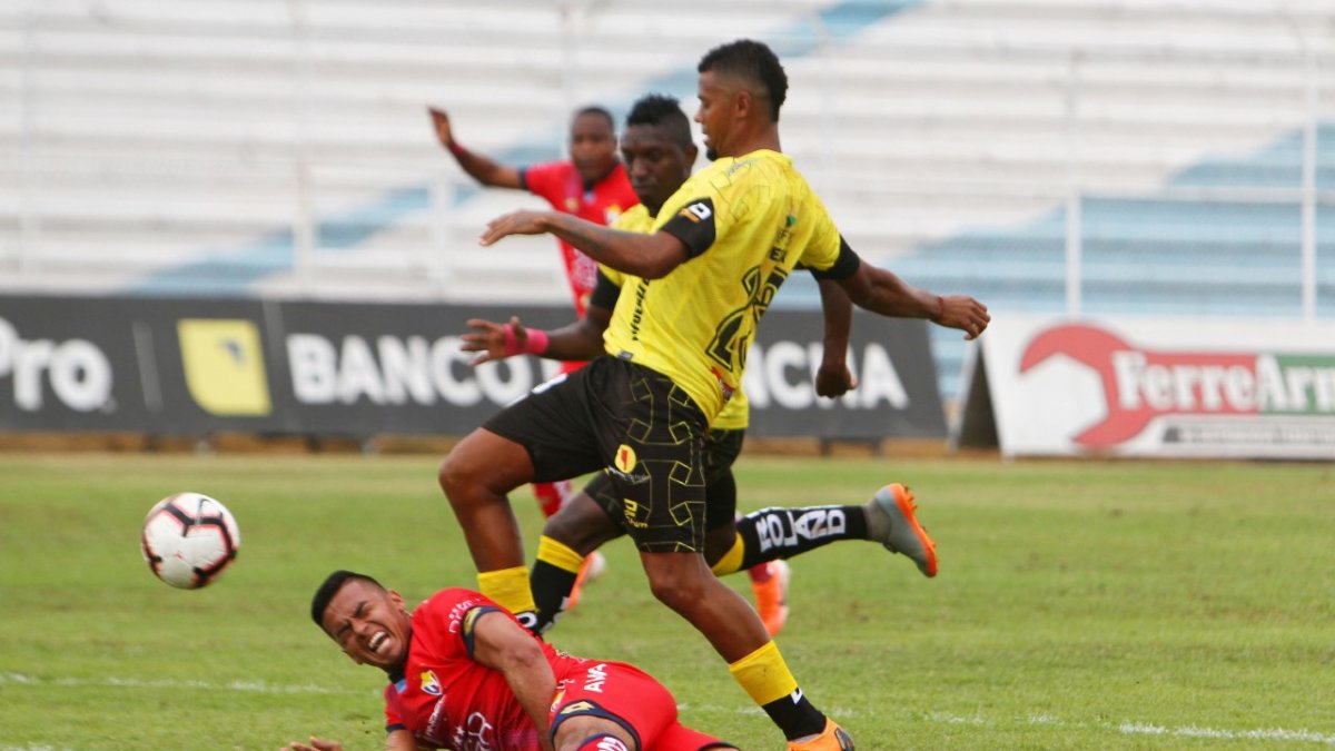 El Nacional se dio un festival de goles ante Fuerza Amarilla en Machala.
