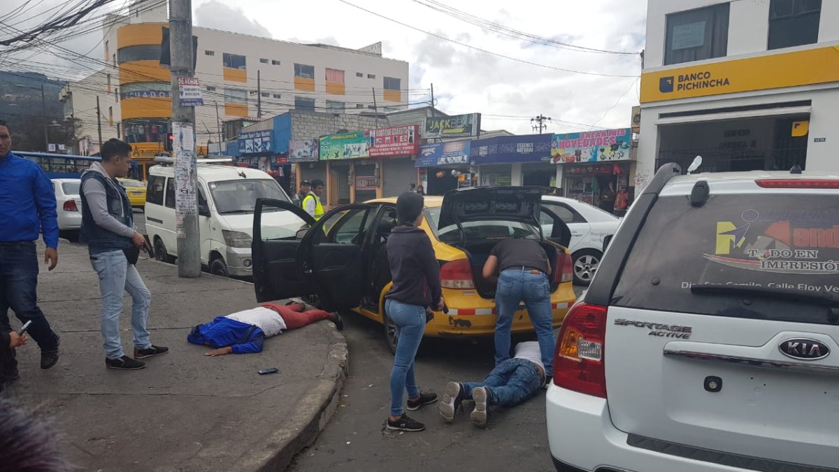 Cuatro personas fueron interceptadas en un taxi robado. Tras la detención fueron trasladadas a la Unidad de Flagrancia.