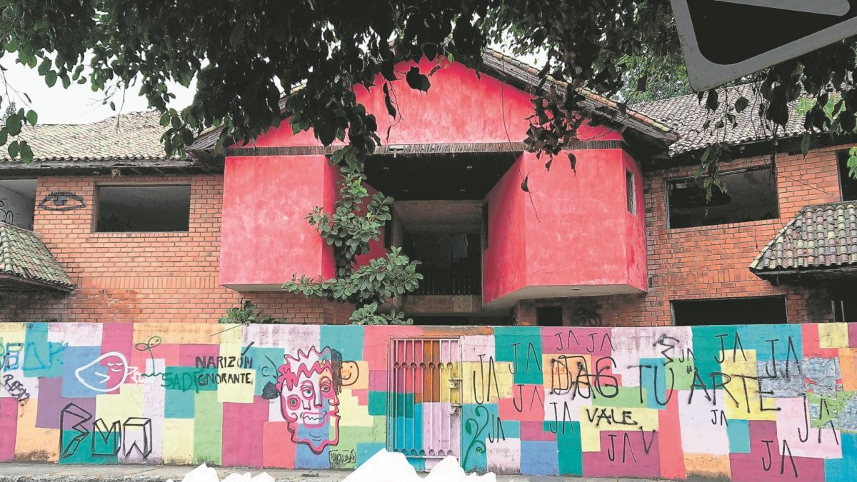 La casa abandonada está ubicada en las calles Higueras y Costanera, en el norte de Guayaquil.