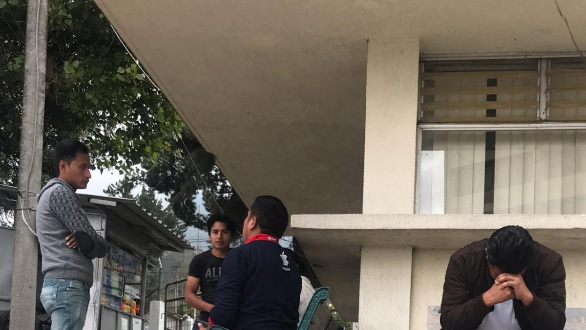 La familia del chico llegó a la morgue para efectuar los trámites. El suegro del muchacho contó que el día anterior compartió con él.