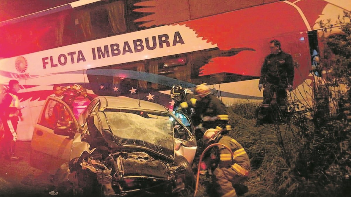 El cuerpo de Rosario Espinoza quedó atrapado dentro de un auto plateado. Su acompañante resultó herida.