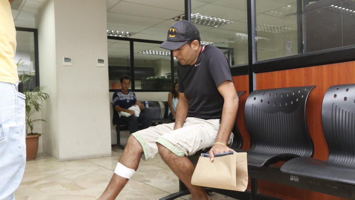 El perjudicado mostró que en su pierna derecha, alrededor de la bala, había hinchazón.