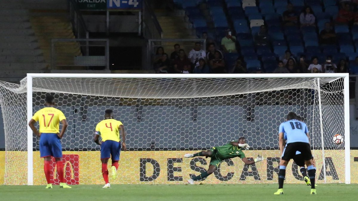 Ecuador en acción contra Maximiliano Araujo (i) de Uruguay en un partido del Campeonato Sudamericano Sub-20 entre Ecuador y Uruguay este viernes, en el estadio El Teniente en Rancagua (Chile).
