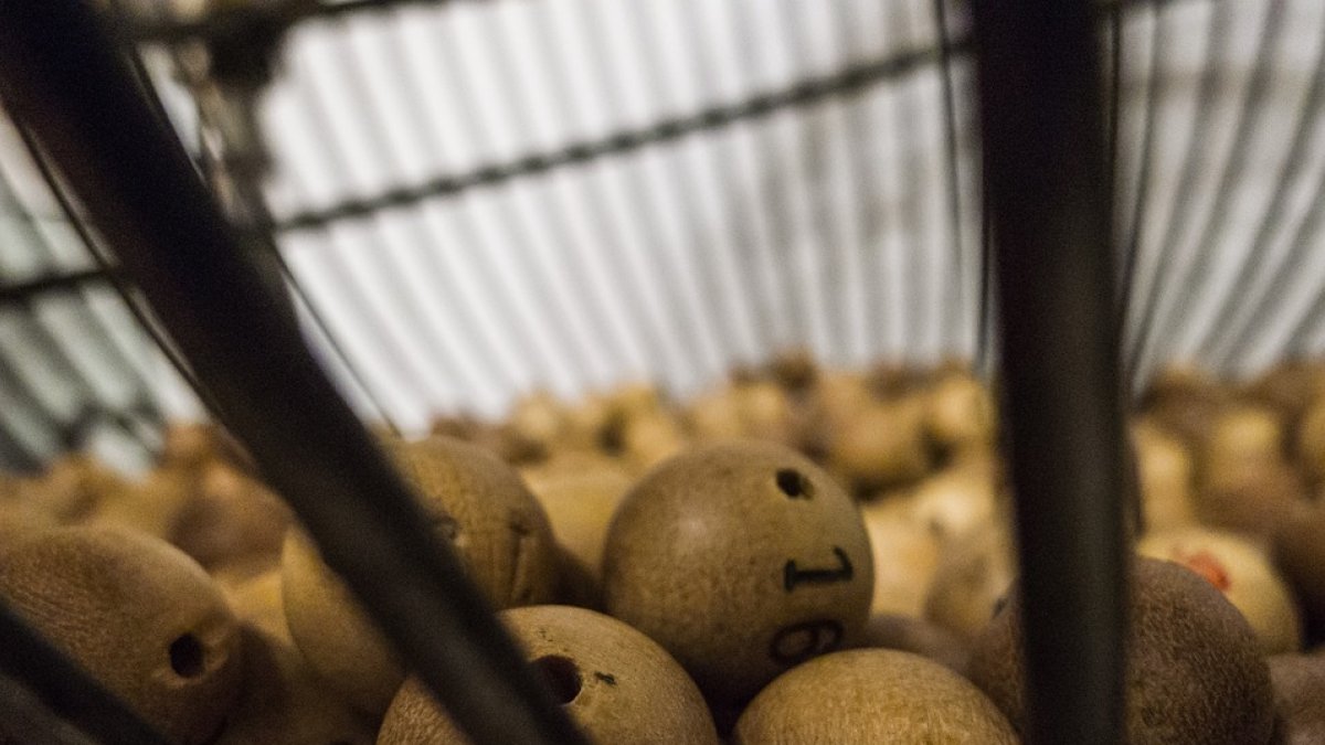 La pareja guardó el boleto de lotería en un libro. Retiraron su premio un año después.