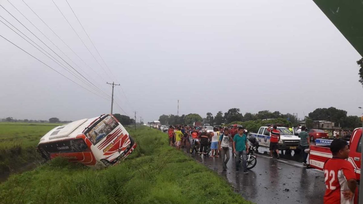 Peritos de la Oficina de Investigación de Accidentes de Tránsito (OIAT) de la segunda zona rural levantaron indicios en el lugar de los hechos