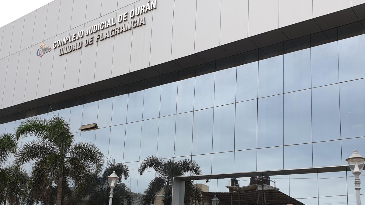 A la Unidad Penal de Durán, donde se iba a llevar a cago la diligencia, asistieron la detenida, su abogado defensor, agentes de Criminalística, Dinased y Jacqueline Egas, hermana mayor de la acusada.