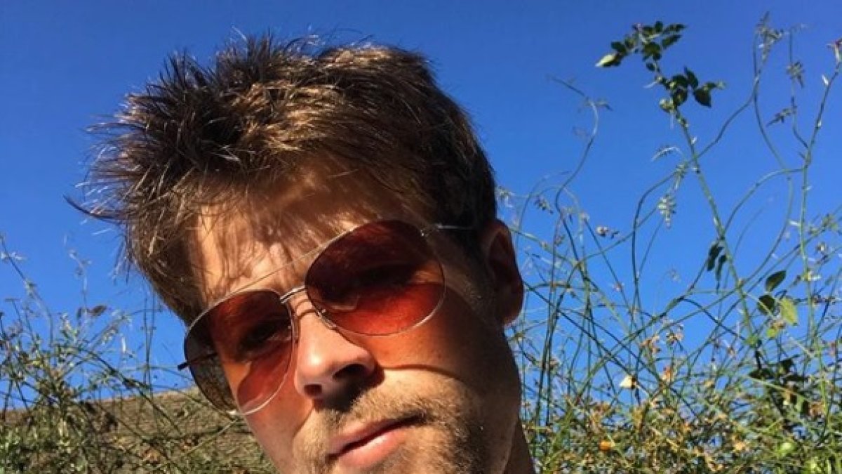 Nathan Meads es el gemelo joven de Brad Pitt