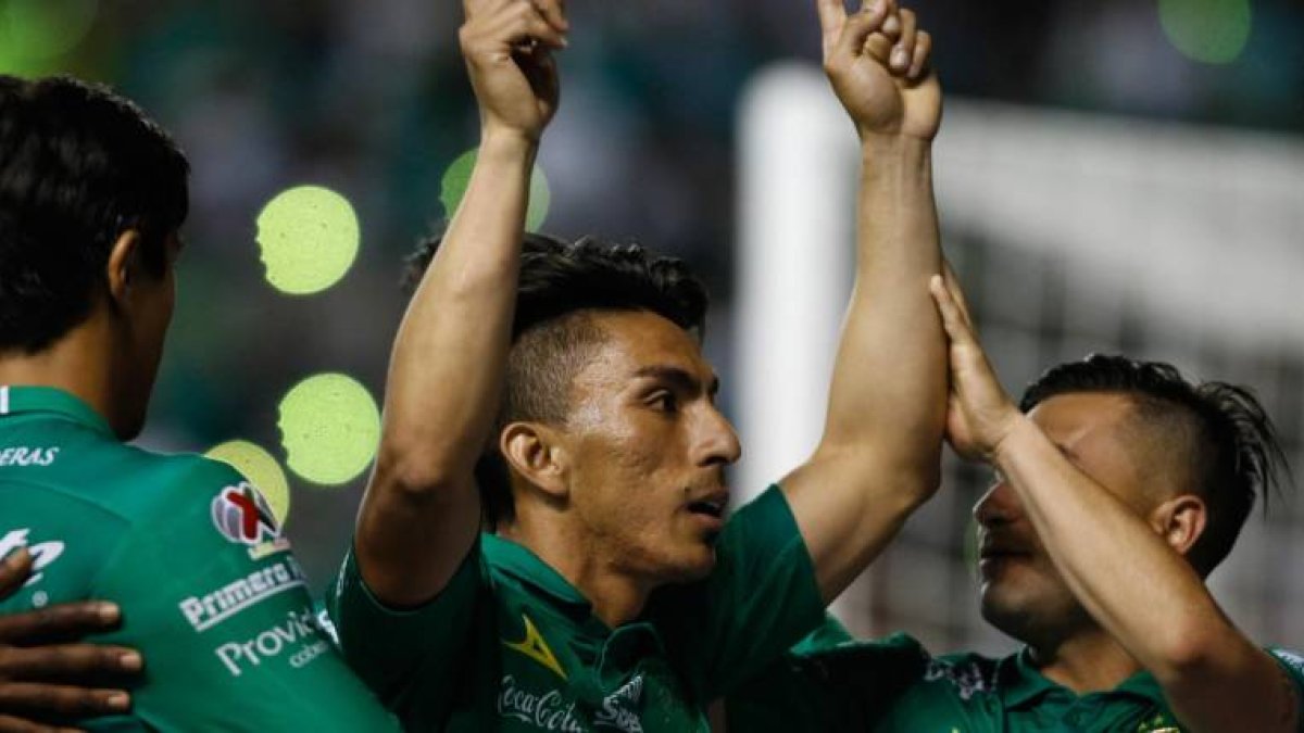 Ángel Mena celebra su gol contra Toluca durante el Torneo Clausura de la Liga MX