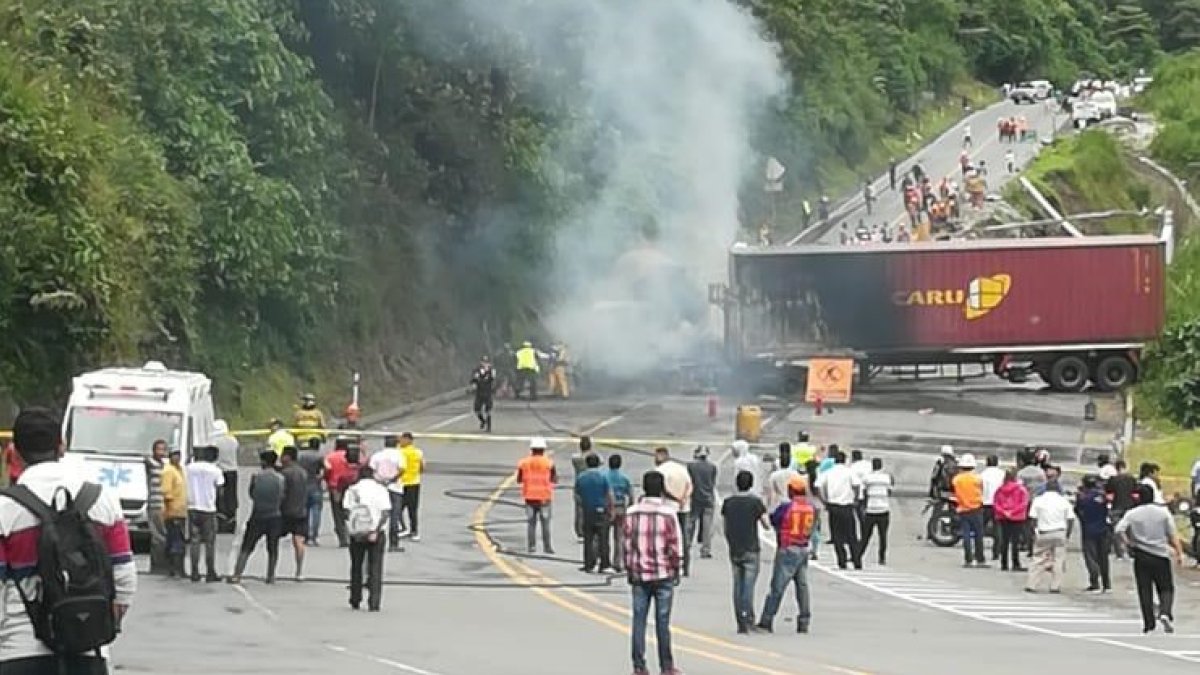 El choque de los dos enormes vehículos afectó la circulación de carros por la vía Alóag-Santo Domingo.