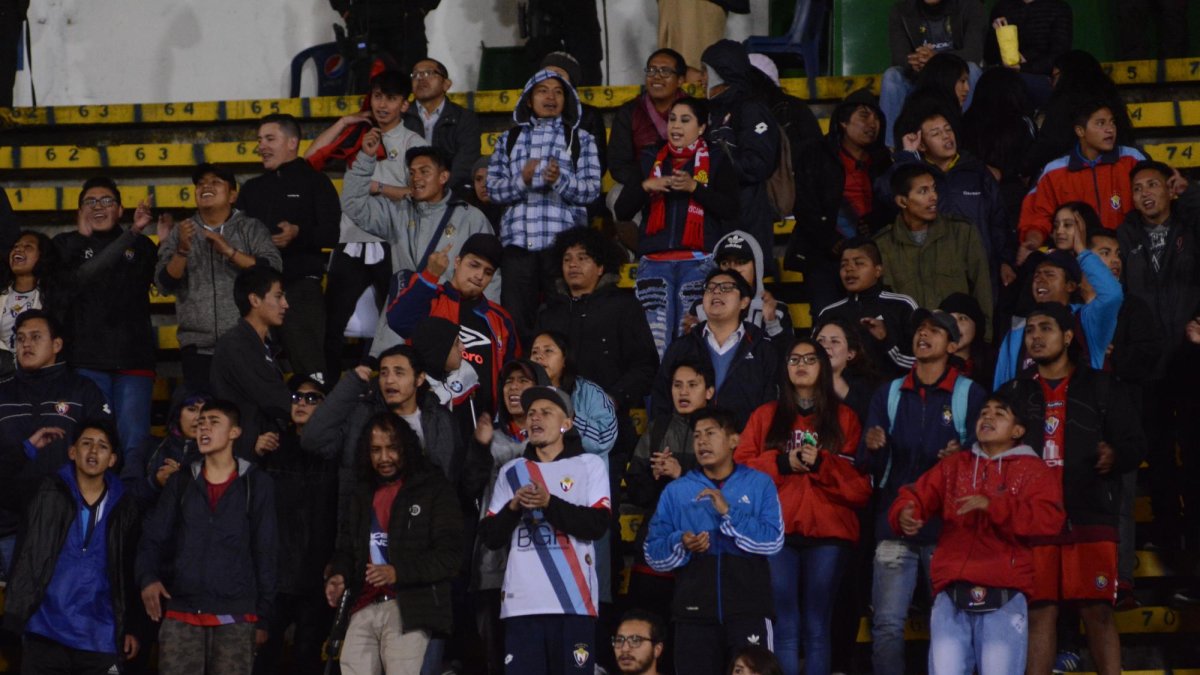 Muchos hinchas capitalinos se han expresado por medio de redes sociales, abriendo nuevamente el debate respecto a los daños a la salud por la exposición solar.