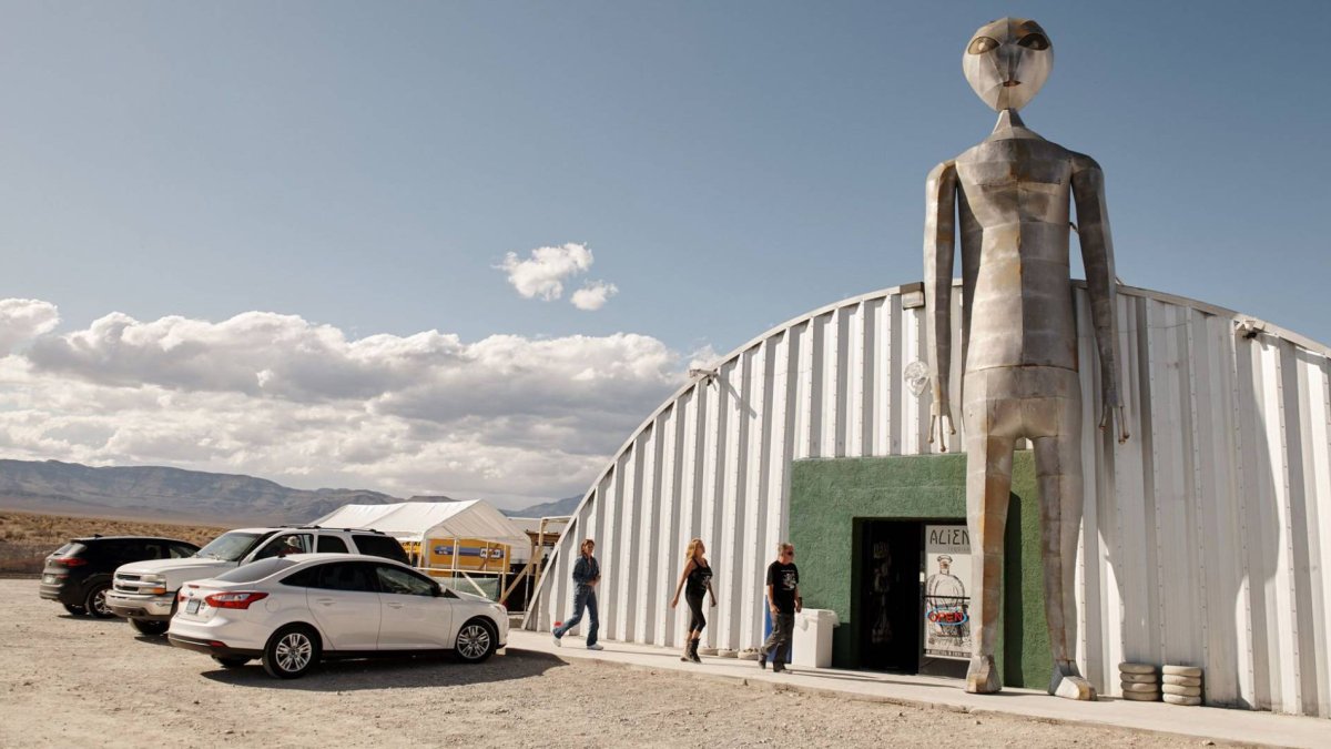 Personas se acercan al desierto donde esperan los secretos de la vida extaterrestre.