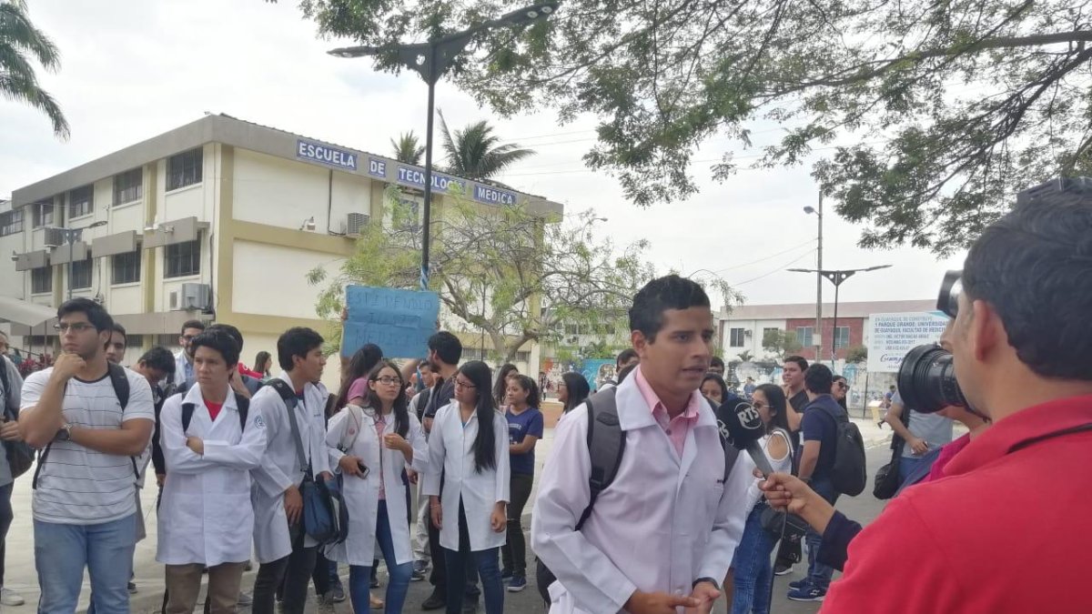 Los estudiantes de la carrera de Medicina salieron en manifestación desde la Universidad de Guayaquil.
