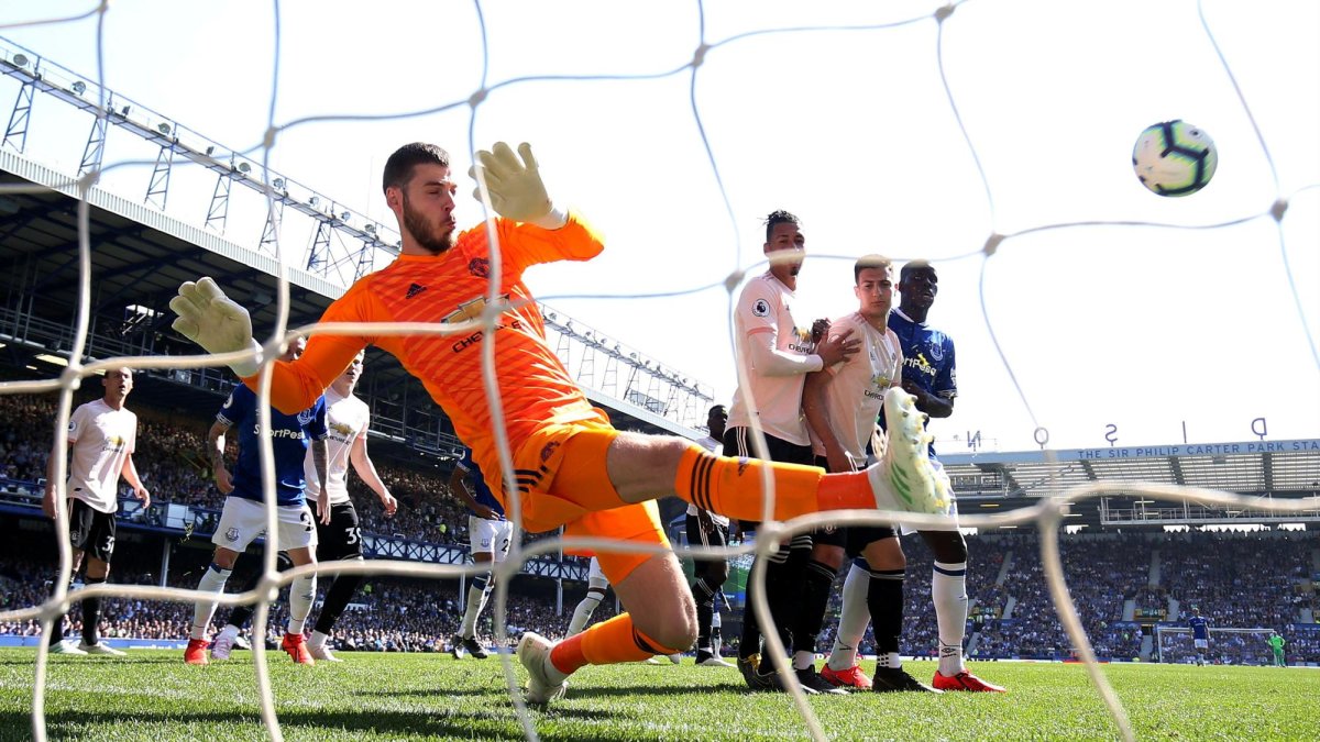 David de Gea mira caer su valla en el partido jugado ante el Everton.