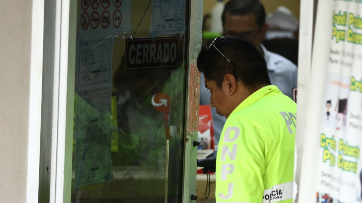 La Policía toma huellas en el sitio donde se cometió el delito.