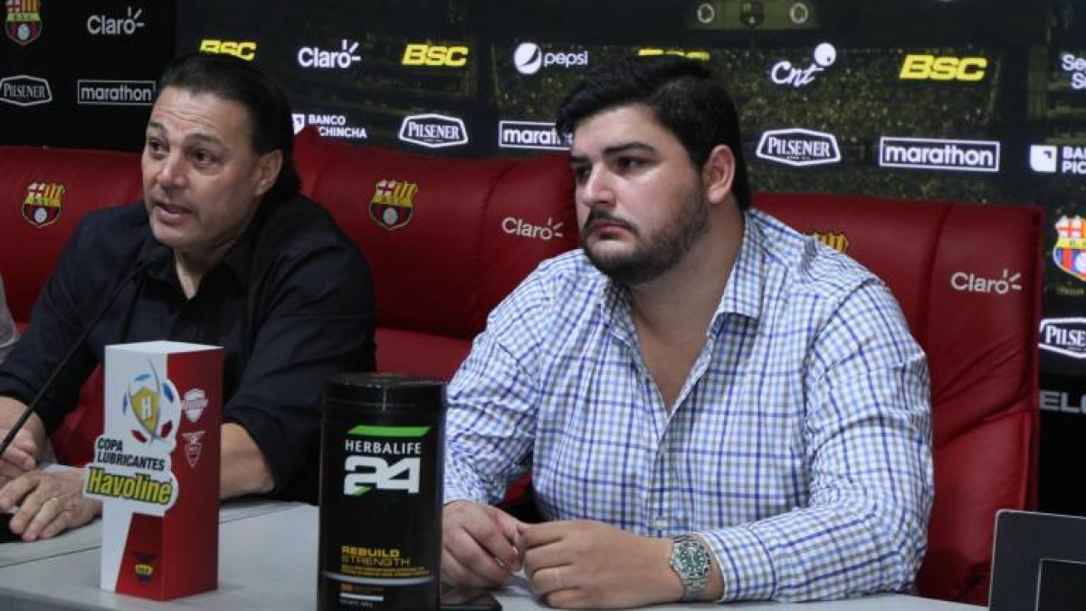 Los exdirectivos oficializan su candidatura para la presidencia de Barcelona.