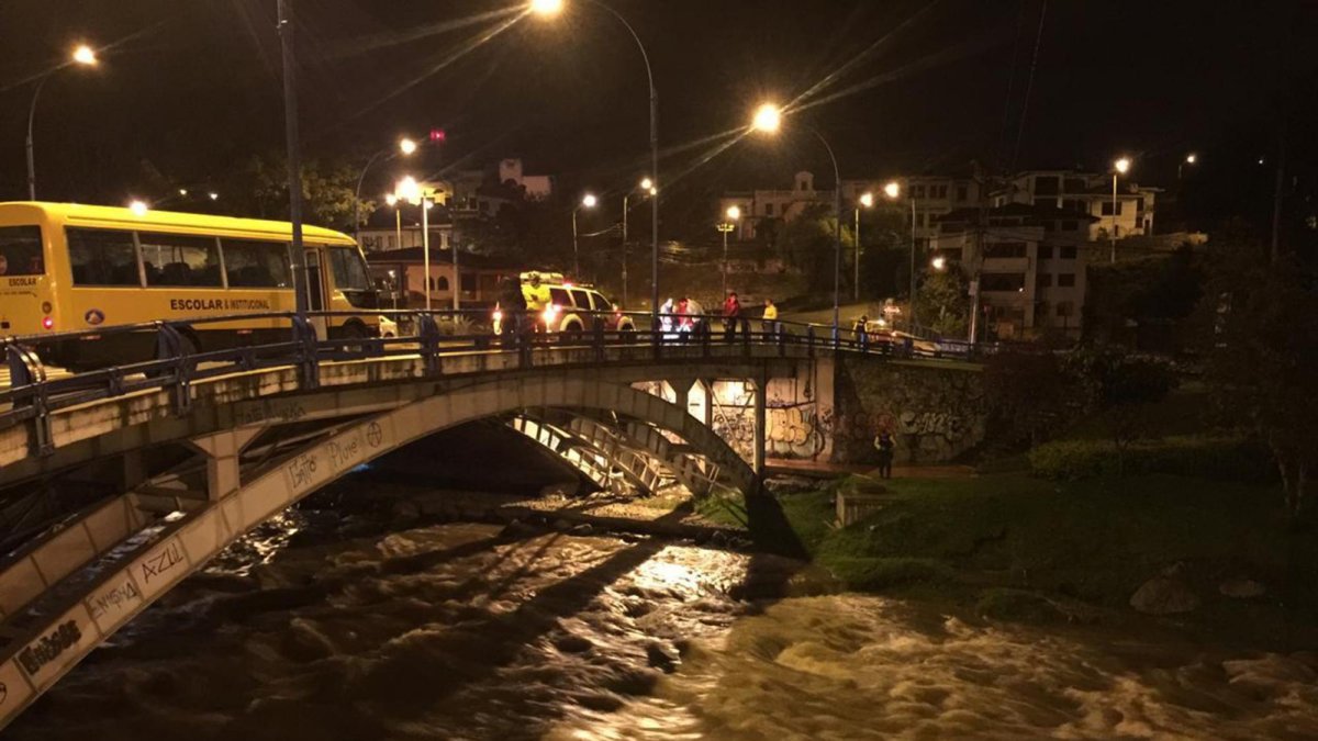 La víctima presumiblemente presentaba una herida sangrante en el pecho.