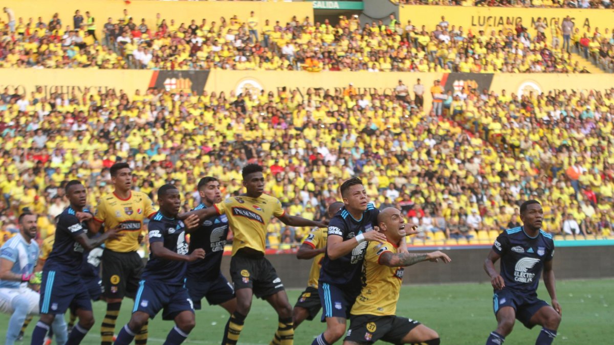 Azules y amarillos buscan un triunfo que les permita avanzar en la tabla de posiciones.