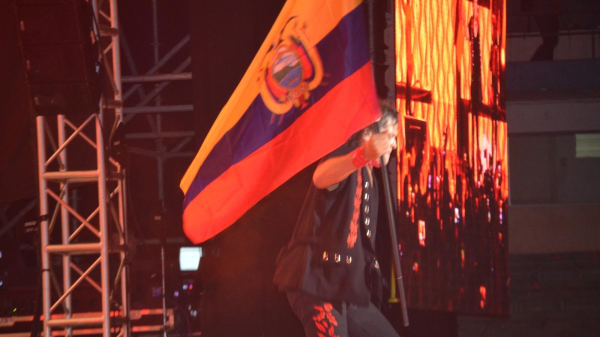 Durante su show, Carlos Vives ondeó una bandera de Ecuador.
