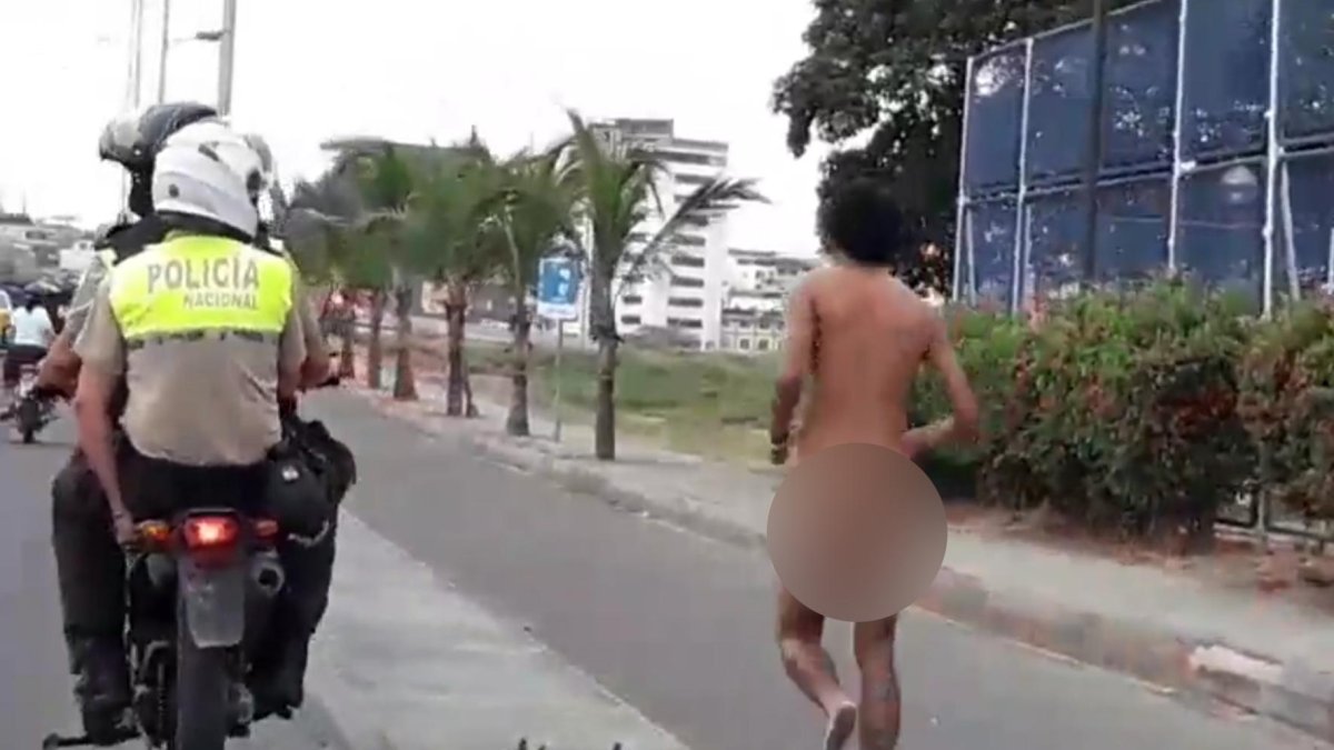 La policía siguió al hombre que corría desnudo cerca de la puerta del aeropuerto de la ciudad.