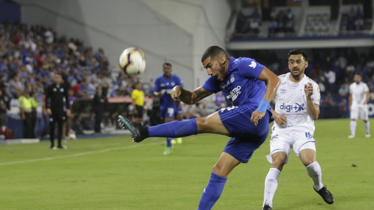Si empatan o pierden, dependerán del resultado que logre el venezolano Deportivo Lara, con cinco puntos, en su visita a la misma hora al Huracán argentino, eliminado con un punto.