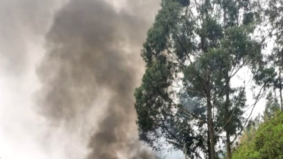 El incidente ocasionó congestión vehicular en esa vía del oriente de Quito. AMT ayudó a apagar la candela.