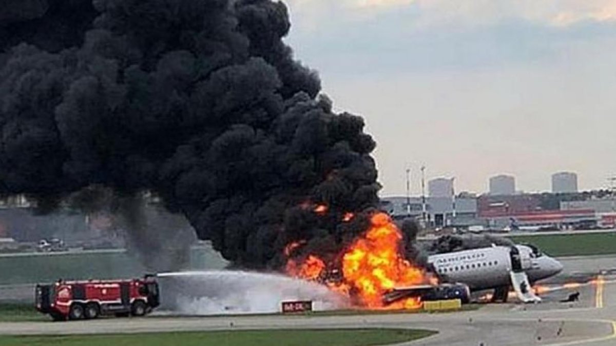 En el interior del avión se escucha a niños gritar presas del pánico. Dos, de los 41 fallecidos, fueron infantes.