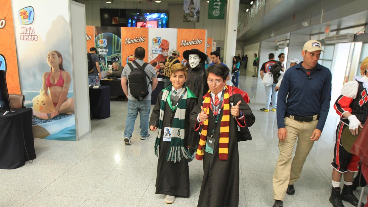 Este viernes, pese a que la Comic Con abrió sus puertas pasadas las 11:00, desde las 09:00 decenas de visitantes empezaron a hacer fila para entrar.