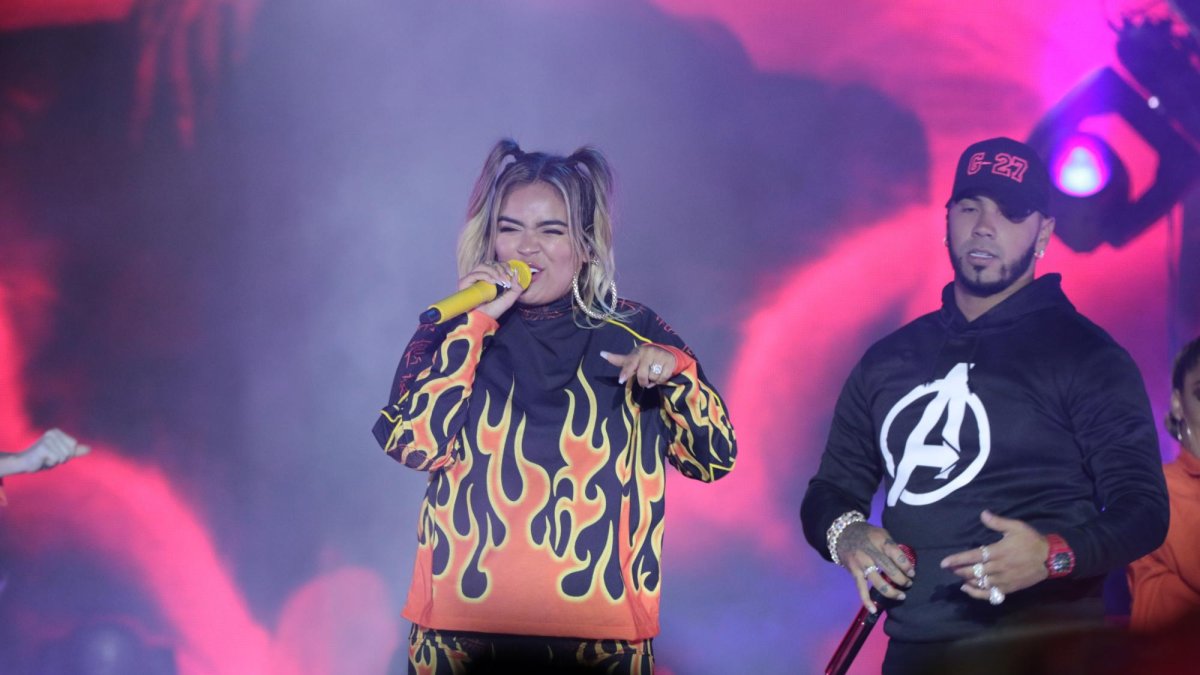 Los cantantes se presentaron a las 23:30.  El inicio del concierto estaba pautado para las 20:30.