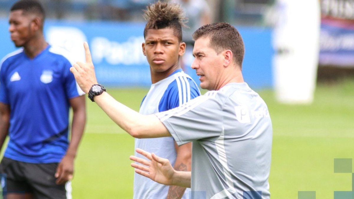 El nuevo DT azul, Ismael Rescalvo (d), junto a Billy Arce, durante una práctica en Samanes.