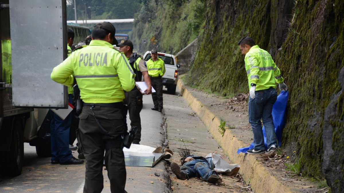 Un hombre cayó de una loma que se encuentra a un costado de El Trébol, en el oriente de Quito. Aún no ha sido identificado por sus familiares.