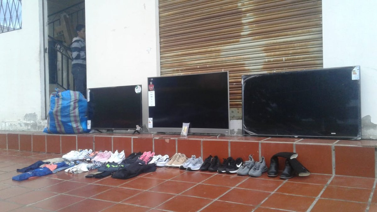 Cuando requisaron el vehículo encontraron un lote de joyas, tres LCD, 35 pares de zapatos deportivos, prendas de vestir con etiquetas y más accesorios que los ocupantes no lograron justificar.