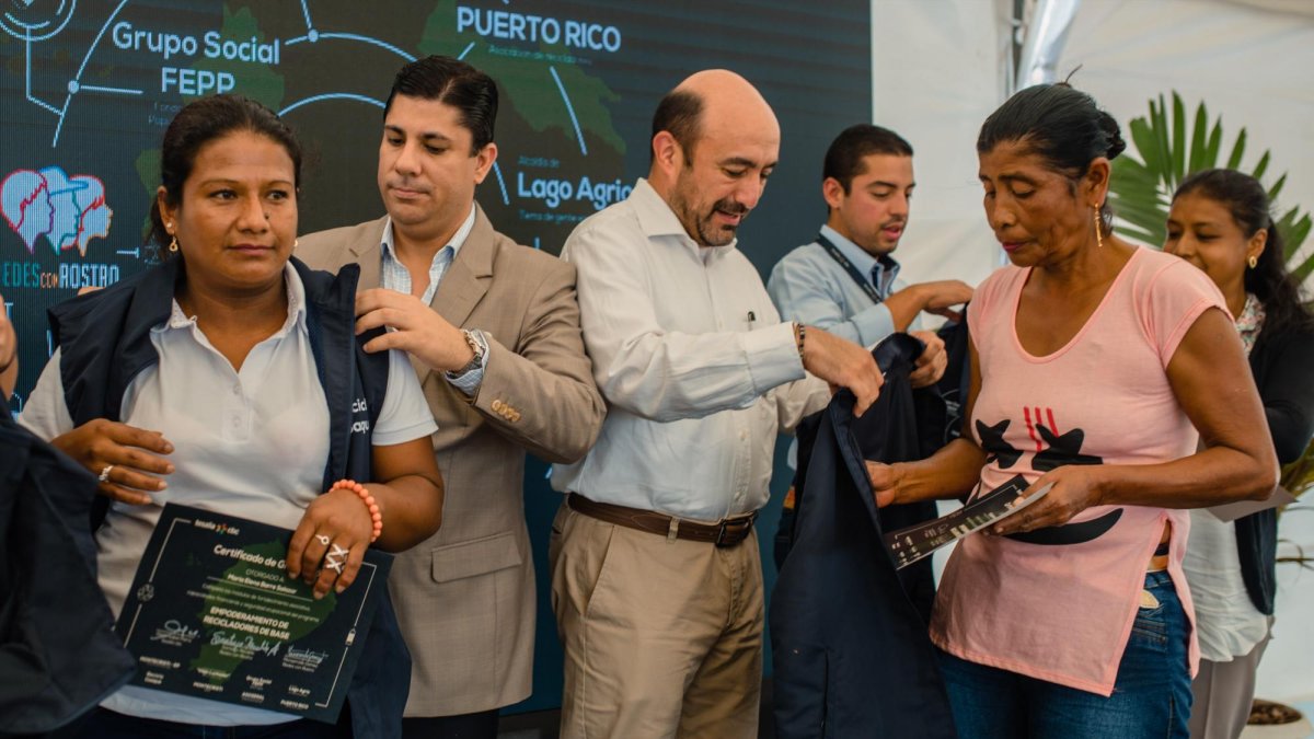 Autoridades junto a las graduadas de la primera promoción del programa.