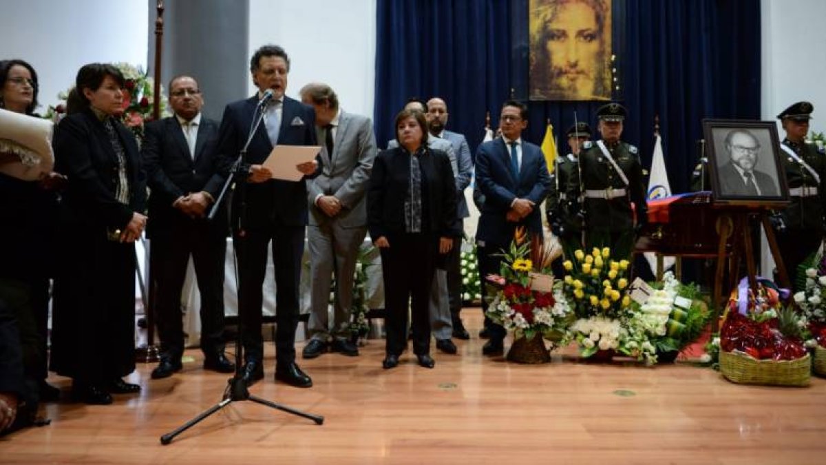 Pablo Celi, contralor subrogante, durante su intervención en el velorio de Julio César Trujillo, este lunes 20 de mayo de 2019.