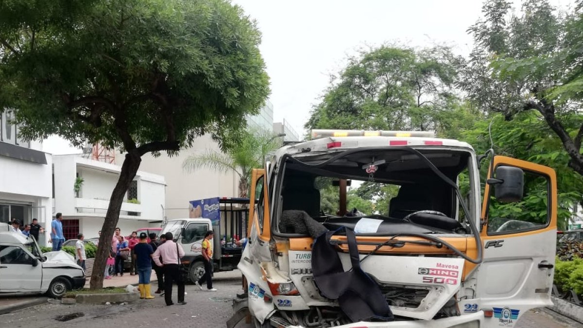 La grúa quedó en medio de la avenida después del impacto.