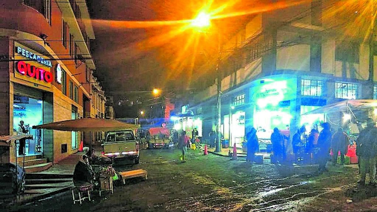 Cuando la patrulla circulaba por el lugar encontró a las personas heridas en la calle