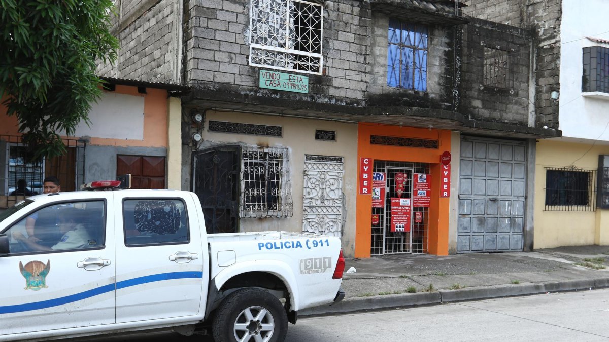 En la casa de puerta negra fue el asesinato de Édison Joel Banchón Montero. Policía investiga el hecho.