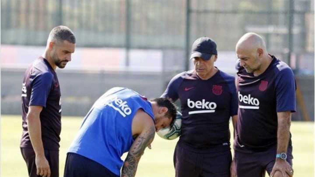 El argentino Lionel Messi sufre una lesión en su primer día de entrenamiento.