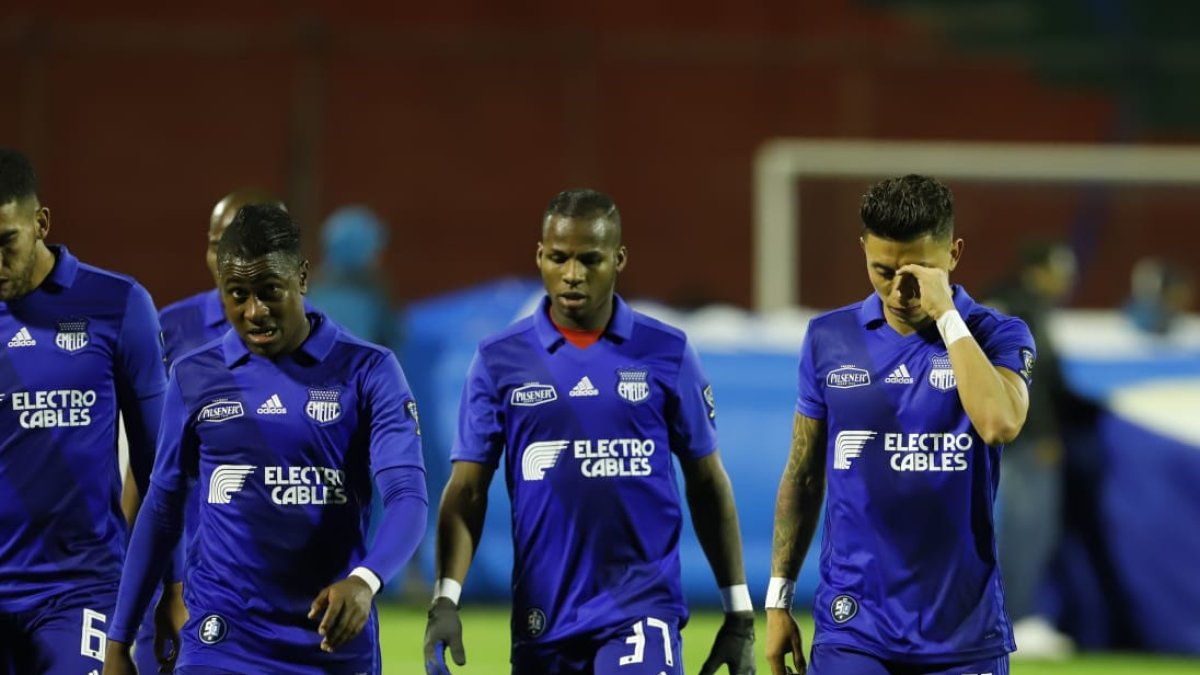 Referencial. Los jugadores de Emelec deberán jugar con precaución para poder enfrentarse a Barcelona en el Clásico del Astillero.