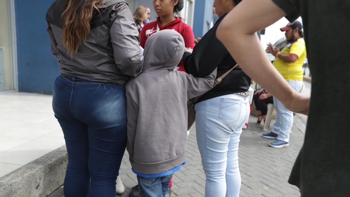 La mamá de los niños acudió a la Fiscalía para denunciar a su pareja.