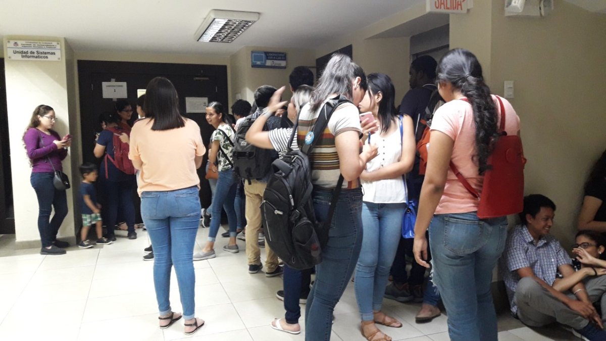 Decenas de estudiantes con mejores promedios hicieron filas para matricularse.