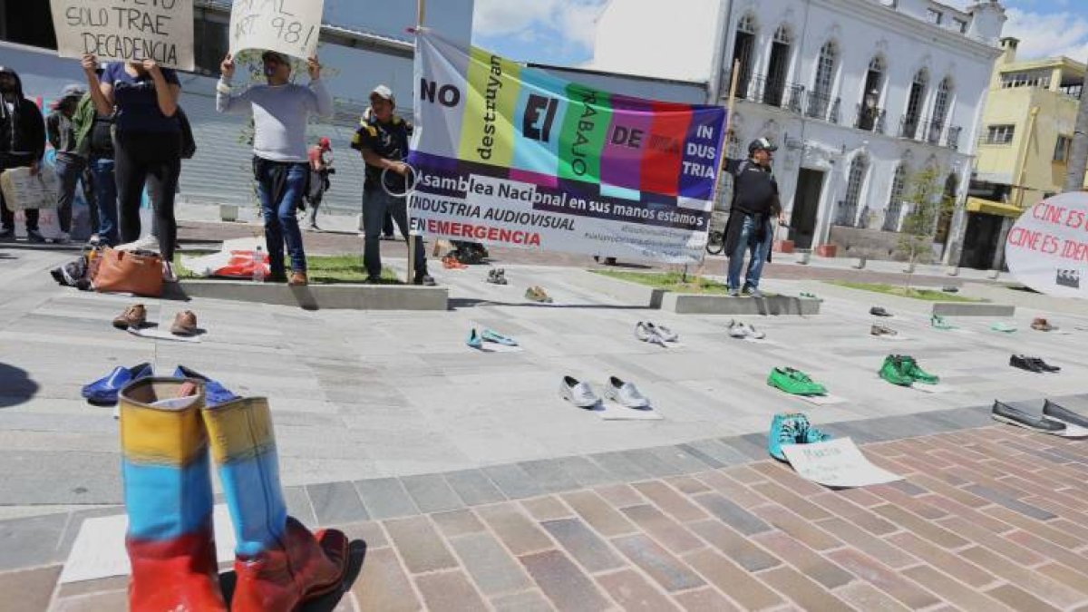 Realizadores audiovisuales protestaron en contra de la derogación del artículo 98 de la Ley de Comunicación, que protege la producción audiovisual nacional.