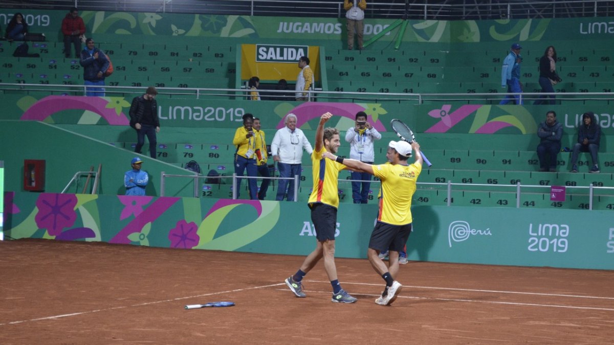Gonzalo Escobar y Roberto Quiroz celebran la medalla de oro en los Panamericanos 2019, en Lima (Perú).