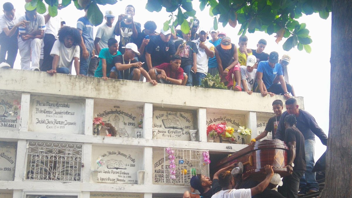 Antes de ingresarlo en el hueco, los familiares destaparon una de las tapas de la caja para asegurarle de que los pies de Jessy quedaran apuntado hacia la salida del nicho.