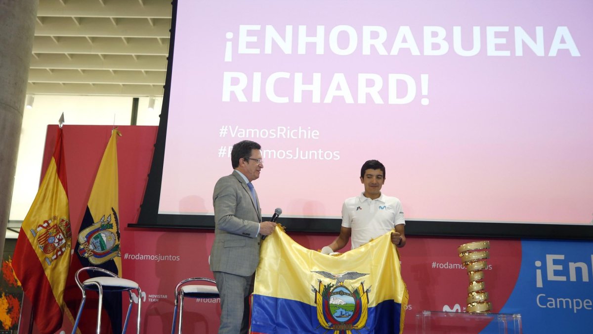 Richard Carapaz durante el homenaje que recibió en Madrid, España. El ciclista ecuatoriano dedicó la victoria a su familia.
