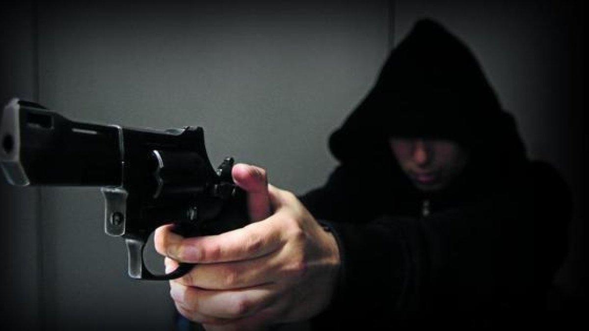 Una cámara de seguridad captó al atacante, que lleva pantalones cortos y gorra, cuando descarga su arma de fuego contra el comerciante Darío Hincapié y otro hombre identificado como Mateo Cuesta.