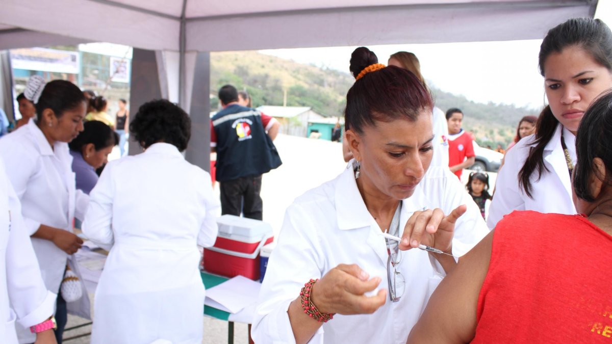 El Ministerio de Salud en Ecuador cumple constantes jornadas de vacunación contra la influenza.