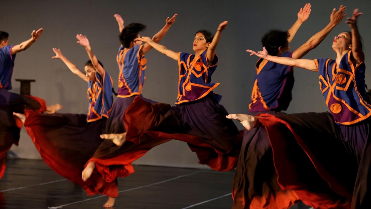 “Chakana”, producción coreográfica dirigida por Luis Conejo, con música de Ali Lema, Beatriz Pichi Malen y Electro Plano, promueve entre los bailarines y el público un profundo sentido de pertenencia a las culturas ancestrales.